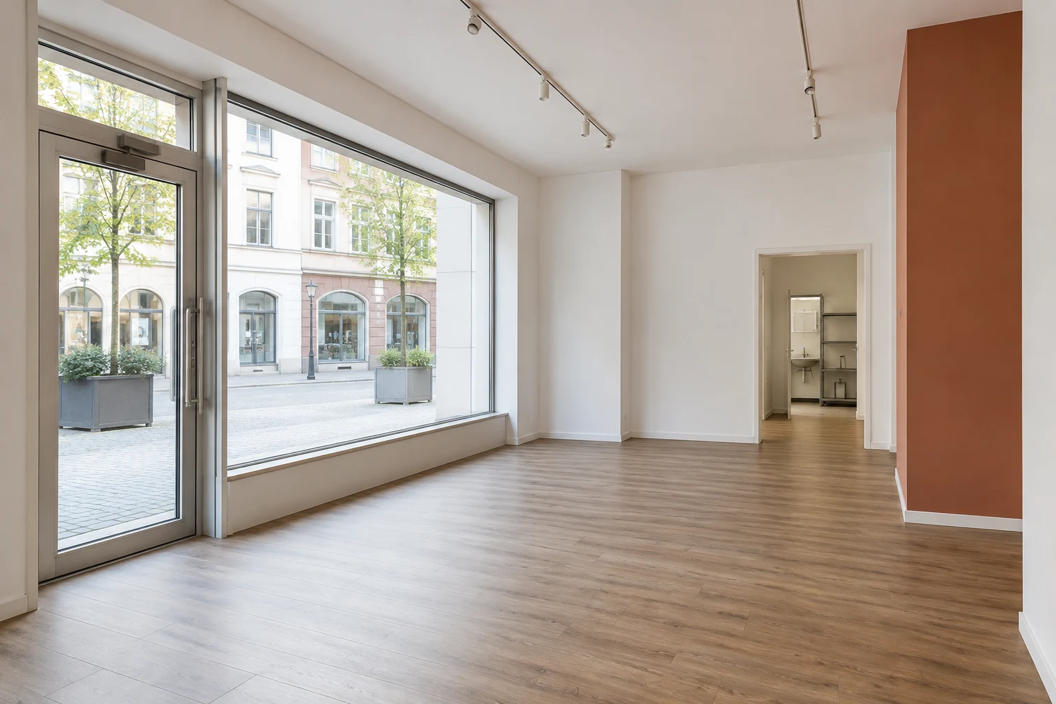 Freie Ladenfläche mit breitem Schaufenster und Nebenraum
